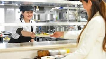 朝食、ディナーに営業