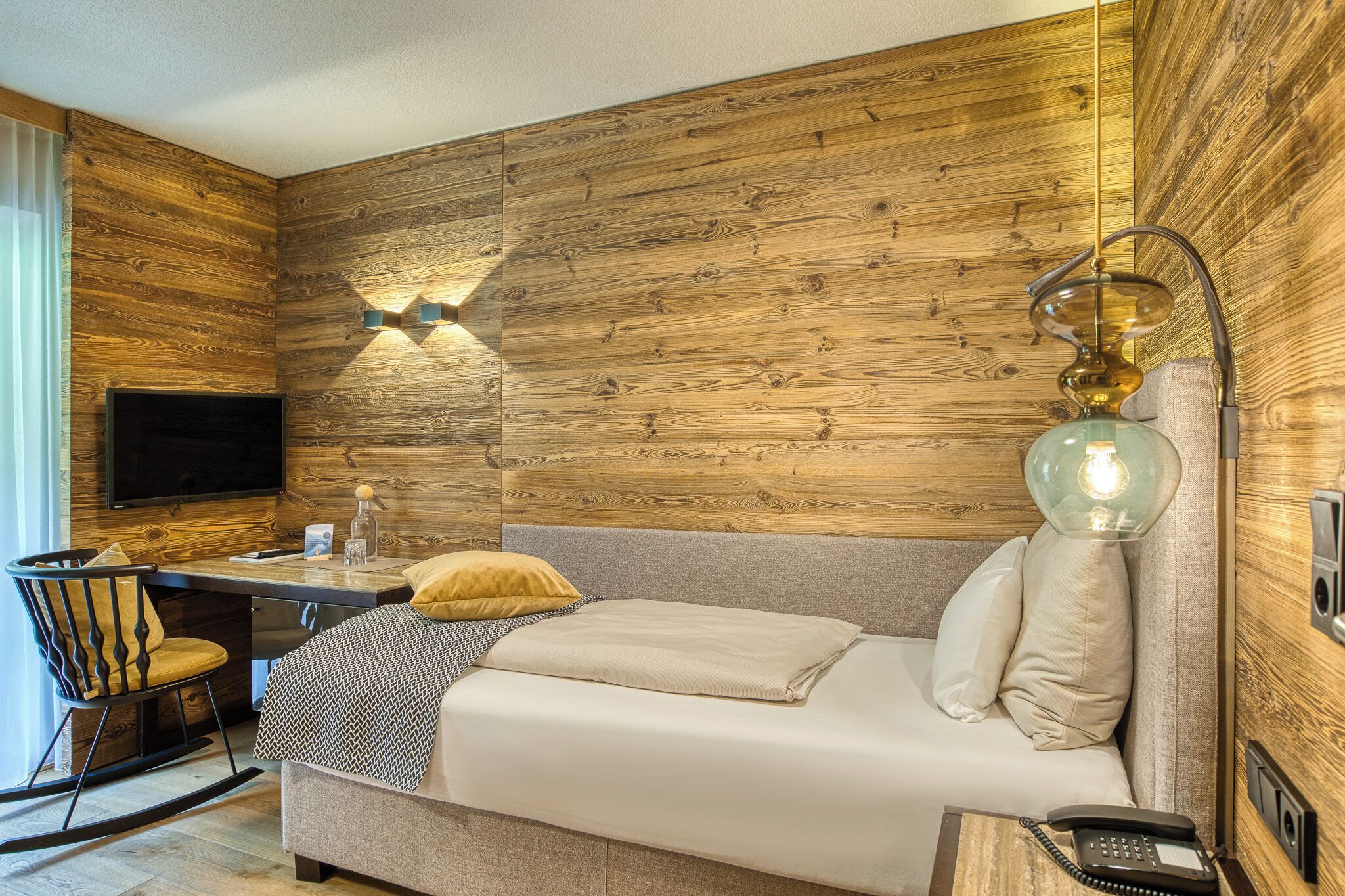 Enkelrum (Mountain One) | Värdeförvaringsskåp på rummet, individuell inredning och unika möbler