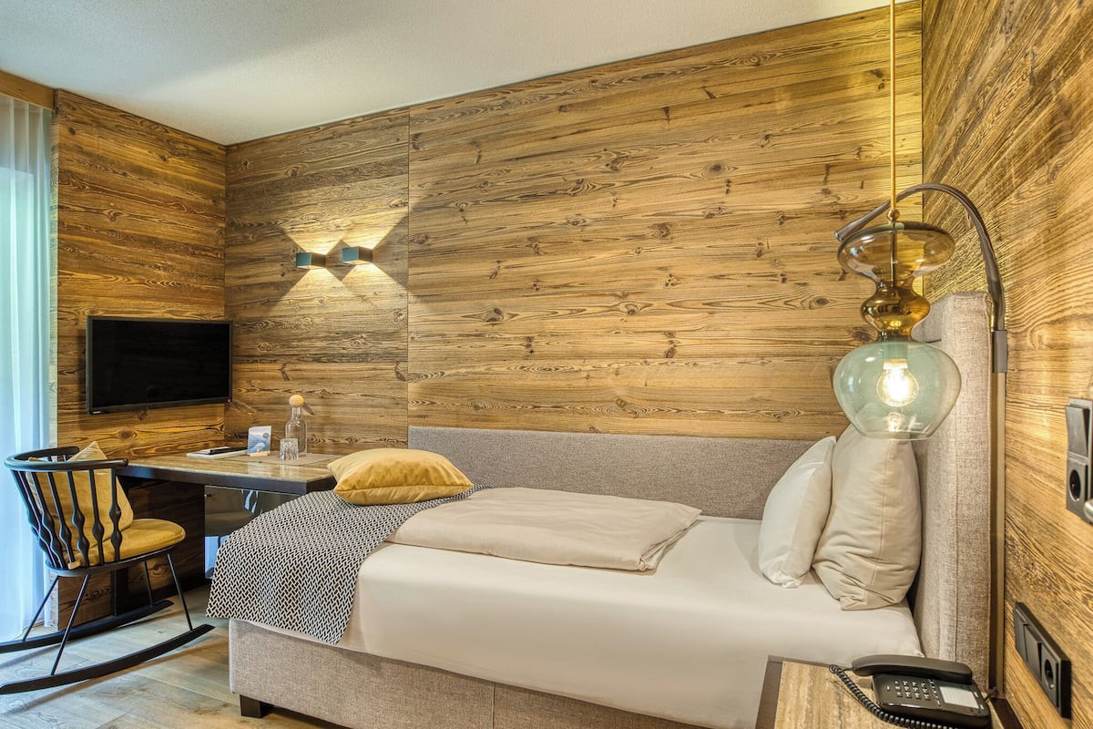 Enkelrum (Mountain One) | Värdeförvaringsskåp på rummet, individuell inredning och unika möbler