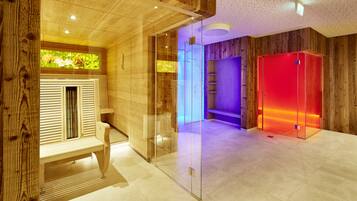 Un espacio de spa moderno con paneles de madera, ducha con cerramiento de vidrio y un armario rojo.
