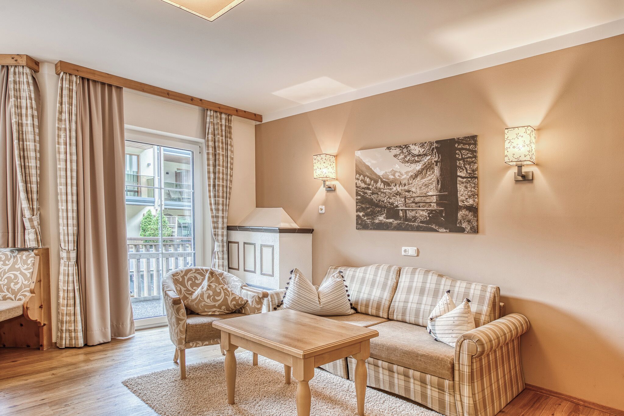 Una sala de estar con sofá, una mesa de centro y una ventana con cortinas.