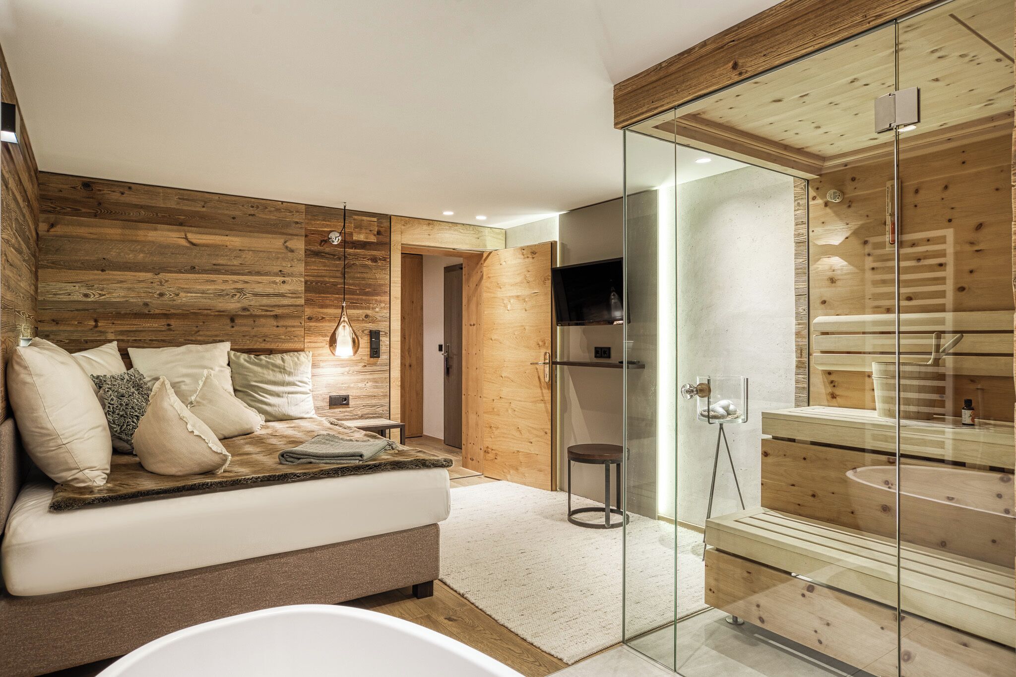 Une salle de bain moderne avec une douche à parois de verre, un meuble-lavabo en bois et une grande baignoire.