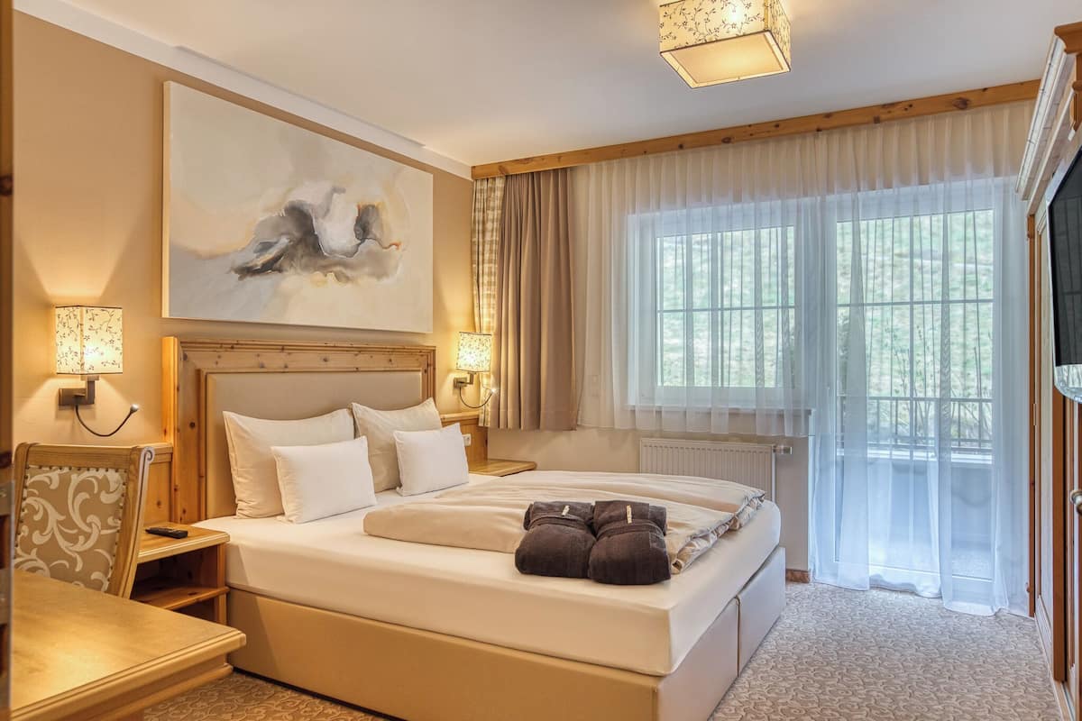 Svit Premium (Zirbe Deluxe) | Värdeförvaringsskåp på rummet, individuell inredning och unika möbler