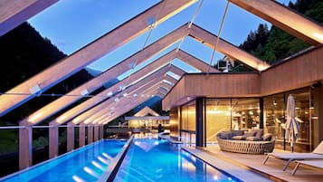 Una piscina cubierta, 2 piscinas al aire libre, tumbonas