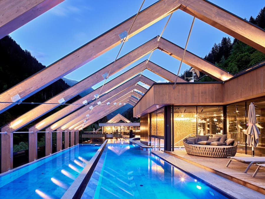 Piscina interna, 2 piscinas externas, espreguiçadeiras