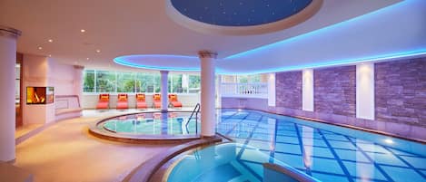 Piscine couverte, 2 piscines extérieures, chaises longues