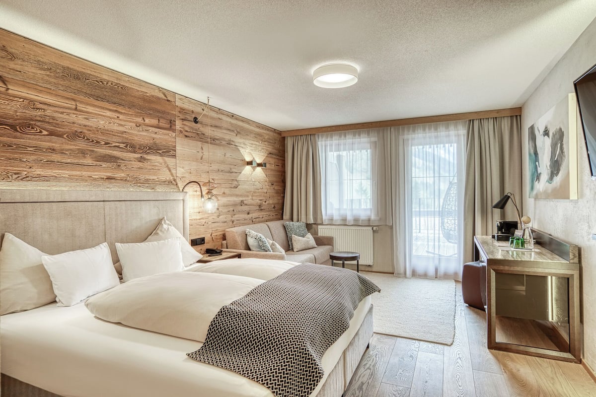 Signature-sviitti | Tallelokero huoneessa, yksilöllisesti sisustettu