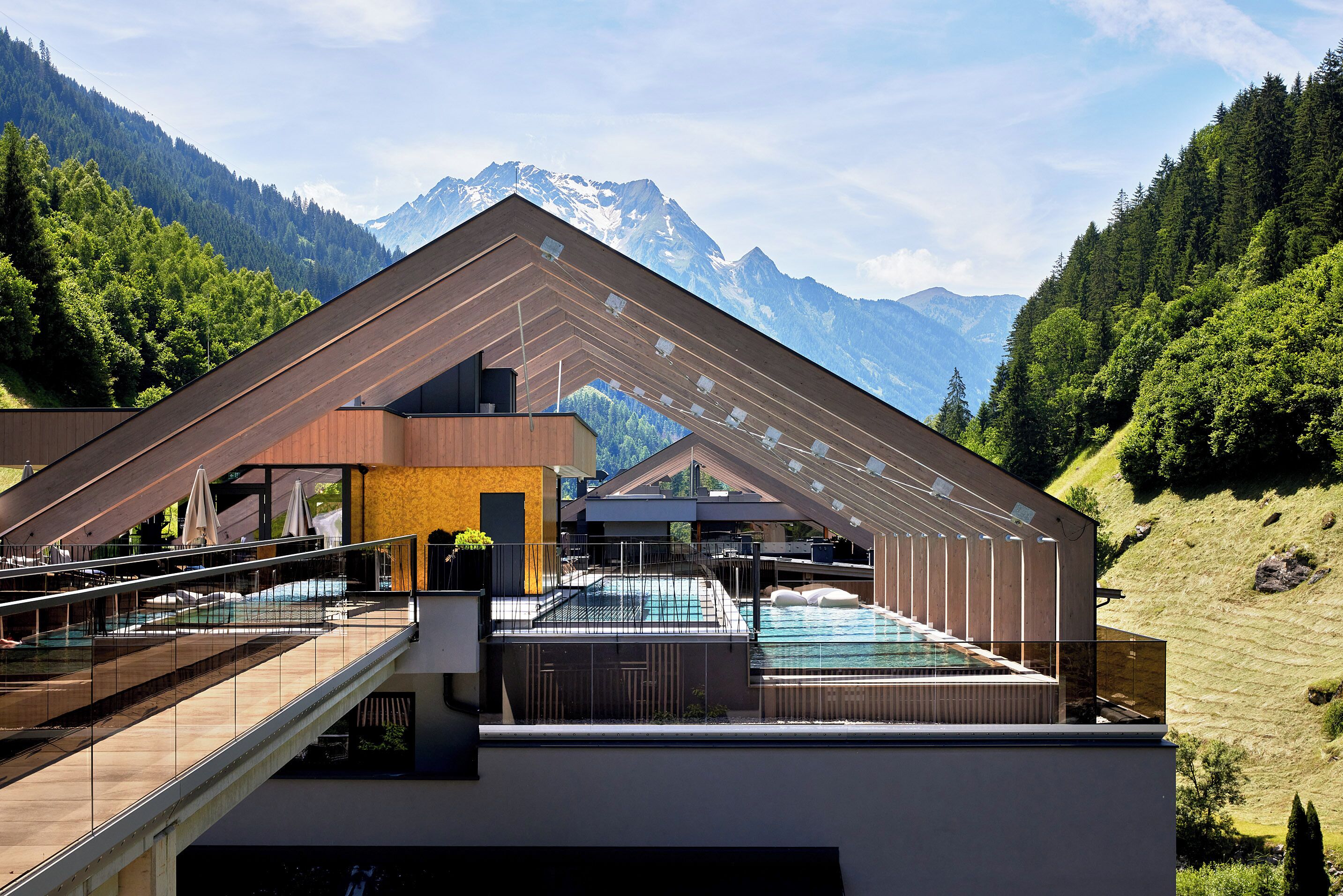 Indoor pool, 2 outdoor pools, pool loungers