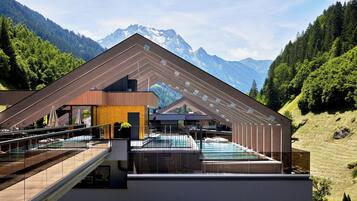 Indoor pool, 2 outdoor pools, pool loungers