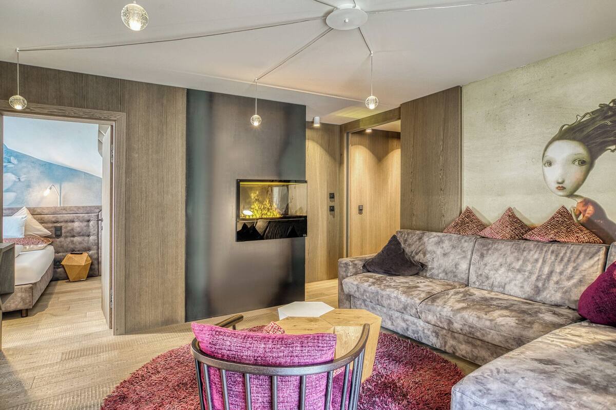 Ein modernes Wohnzimmer mit einer Couch, einem Couchtisch und einem Gemälde an der Wand.