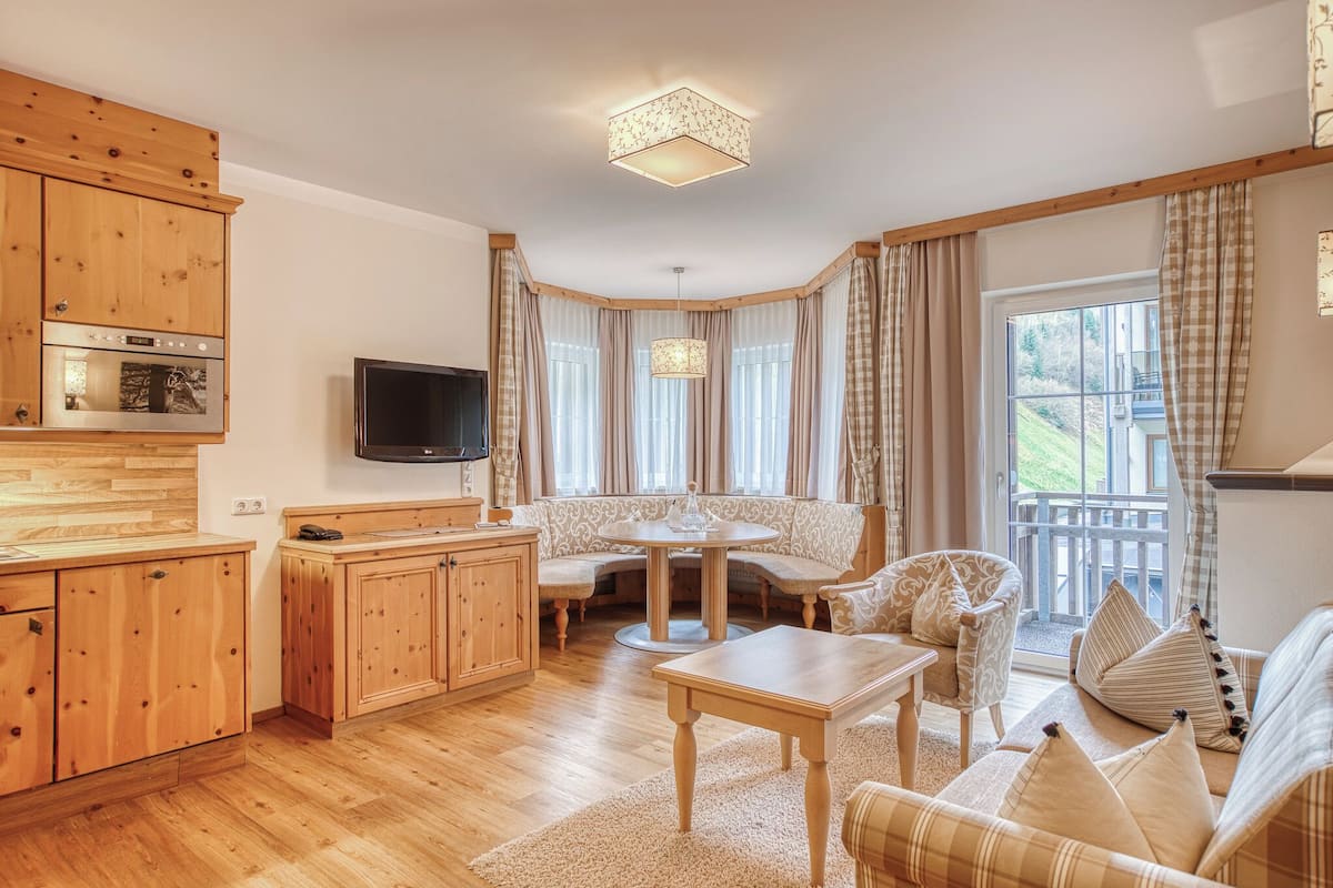 Premium-sviitti (Zirbe Deluxe) | Tallelokero huoneessa, yksilöllisesti sisustettu