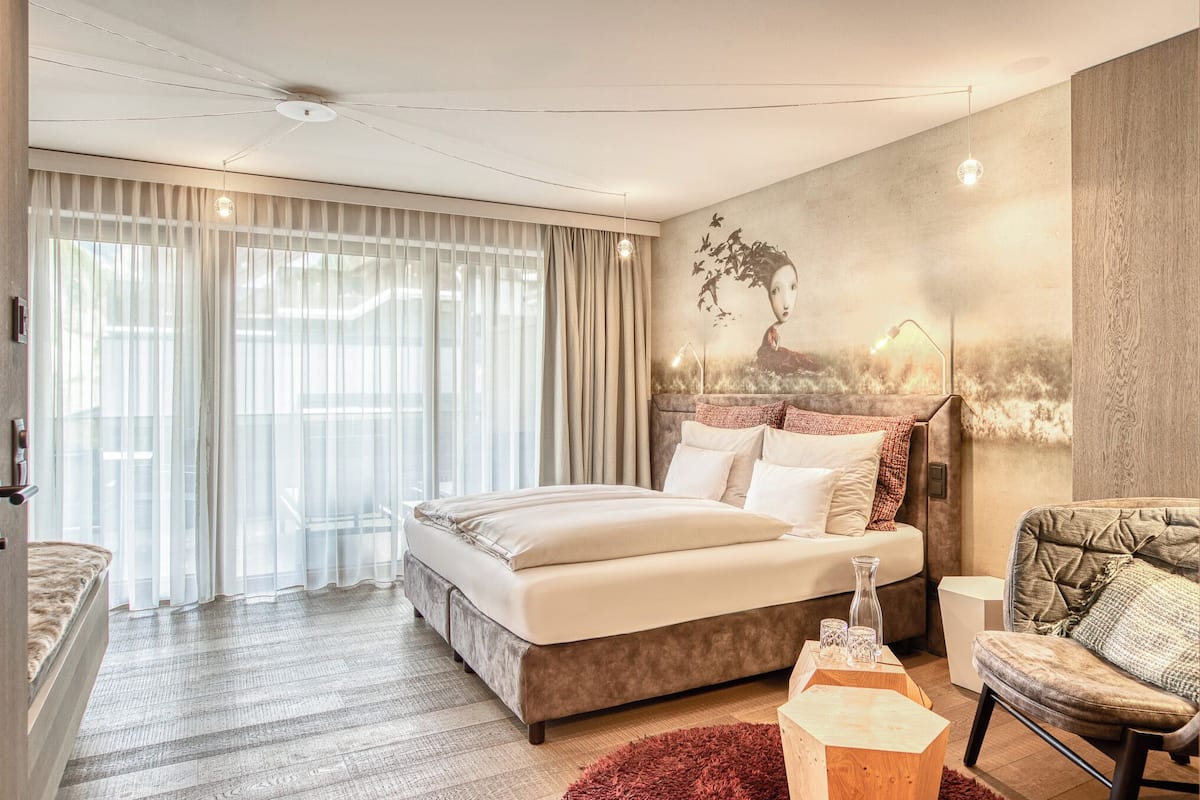 Ein Schlafzimmer mit einem großen Bett, einem Sofa, einem Couchtisch und einem Bild an der Wand.