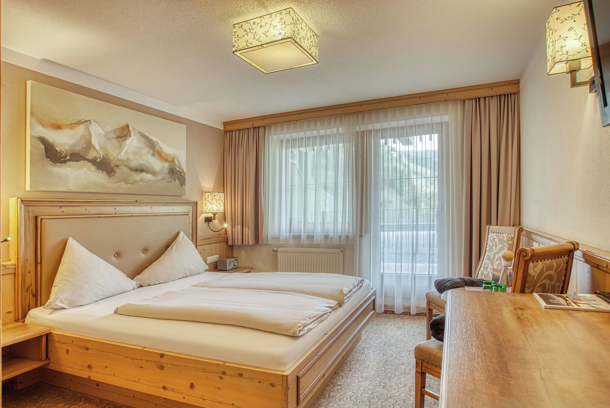 Standard dubbelrum (Mountain Soul) | Värdeförvaringsskåp på rummet, individuell inredning och unika möbler