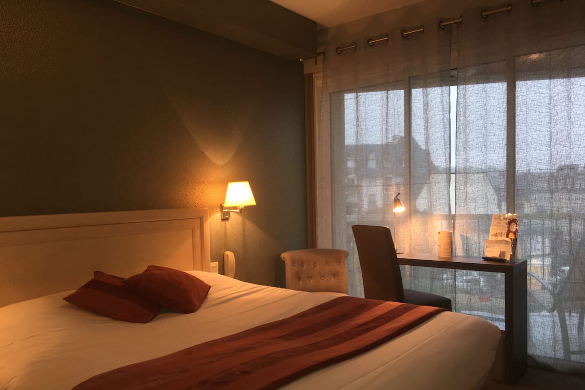 Standard-Doppelzimmer, Balkon | Zimmersafe, individuell dekoriert, Schreibtisch, Verdunkelungsvorhänge