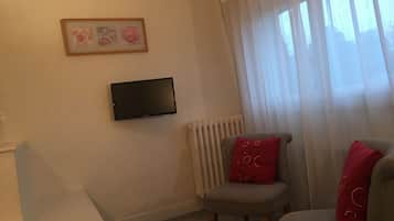Comfort-suite | Opholdsområde | 55-centimeters fladskærms-tv med digitale kanaler, tv