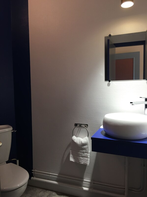 Habitación doble Premier, balcón | Lavabo en el baño