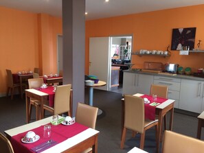 Dagelijks ontbijtbuffet (EUR 9.50 per persoon)