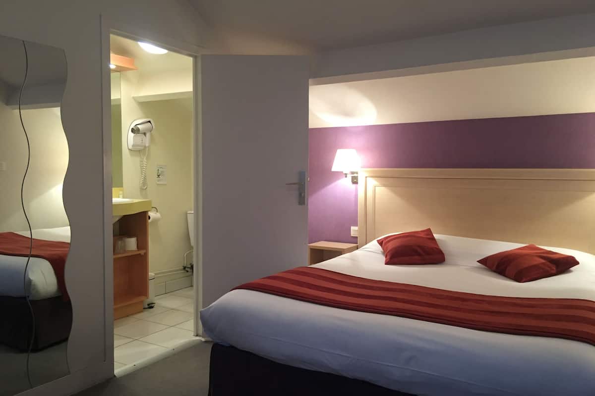 Comfort Suite | In-room safe, desk, blackout curtains, soundproofing