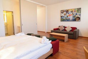 Suite | Minibar, värdeförvaringsskåp på rummet, skrivbord och gratis wi-fi