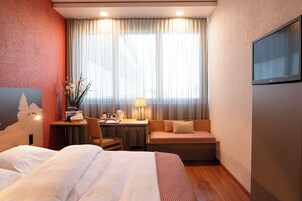 Minibar, caja fuerte, escritorio y wifi gratis