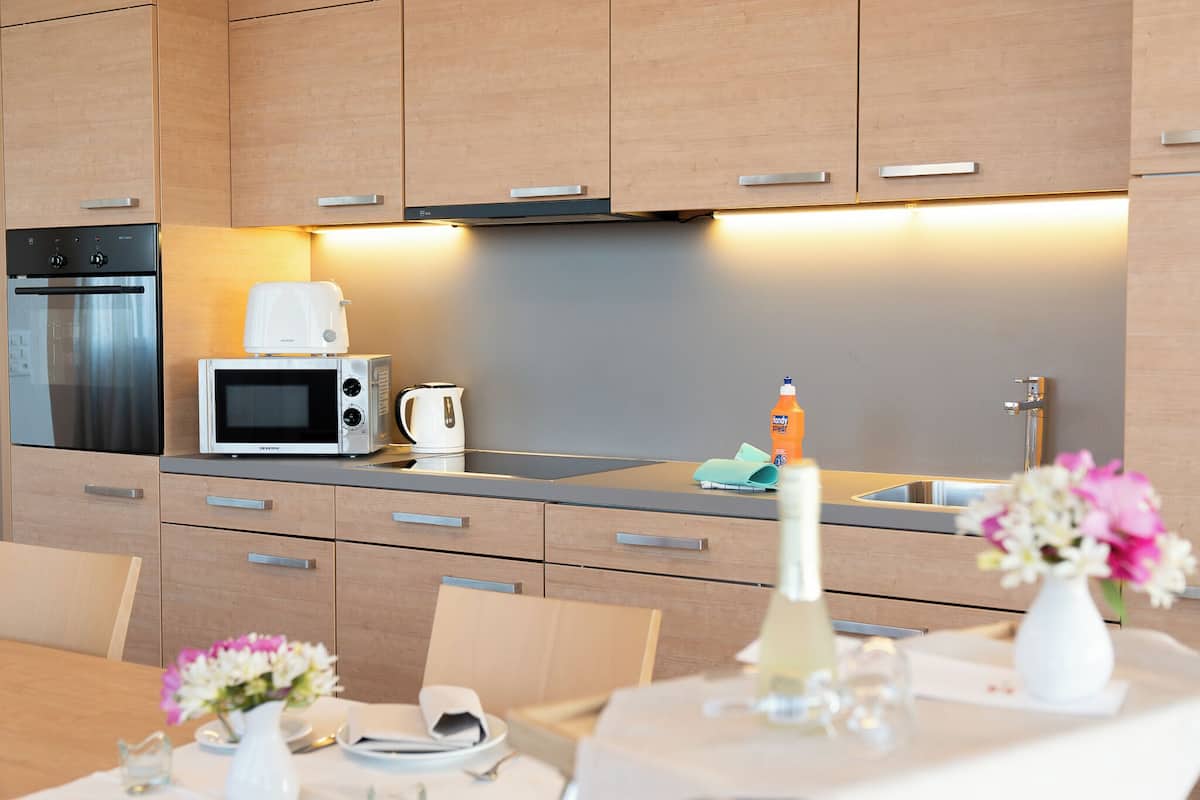 suite | private kitchen | coffee/tea maker, electric kettle