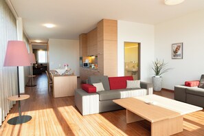 Suite | Minibar, värdeförvaringsskåp på rummet, skrivbord och gratis wi-fi