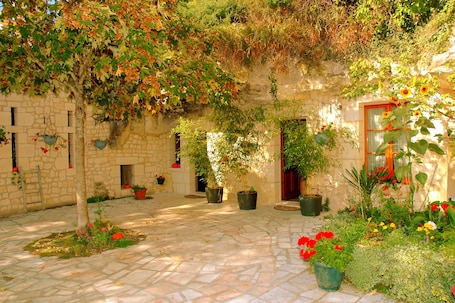 Terrace/patio. Hôtel Troglododo