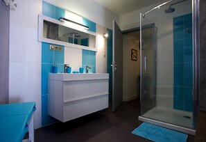 Free toiletries, hair dryer, towels - Hôtel Troglododo (Azay-le-Rideau)