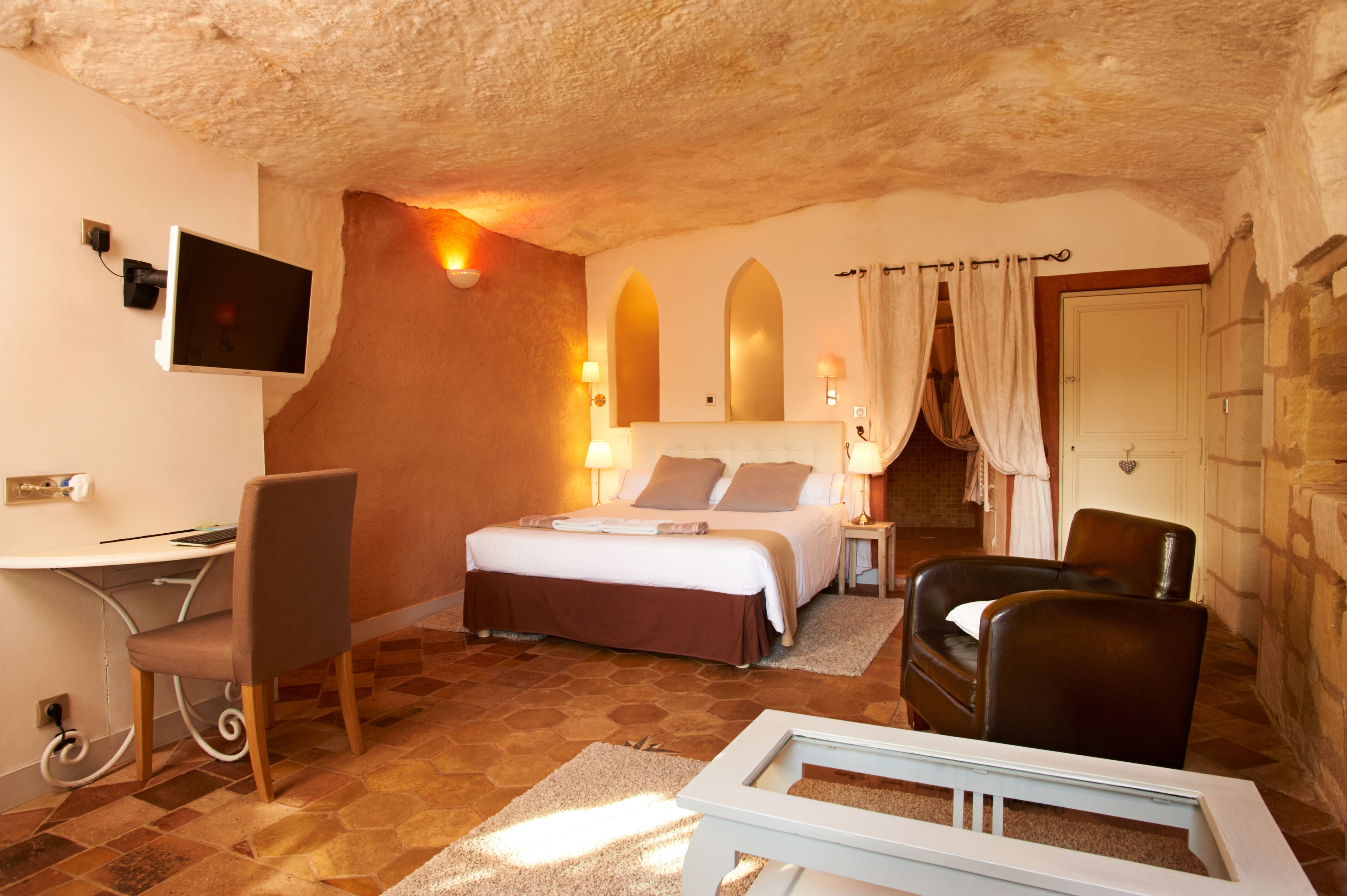 SUPERIOR DOUBLE ROOM TROGLODYTE: VICTORIA H | Premium bedding, in-room safe, individually decorated