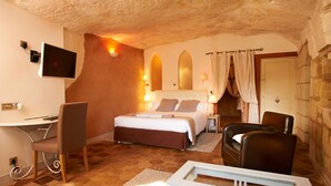 SUPERIOR DOUBLE ROOM TROGLODYTE: VICTORIA H | Premium bedding, in-room safe, desk, blackout drapes - Hôtel Troglododo (Azay-le-Rideau)