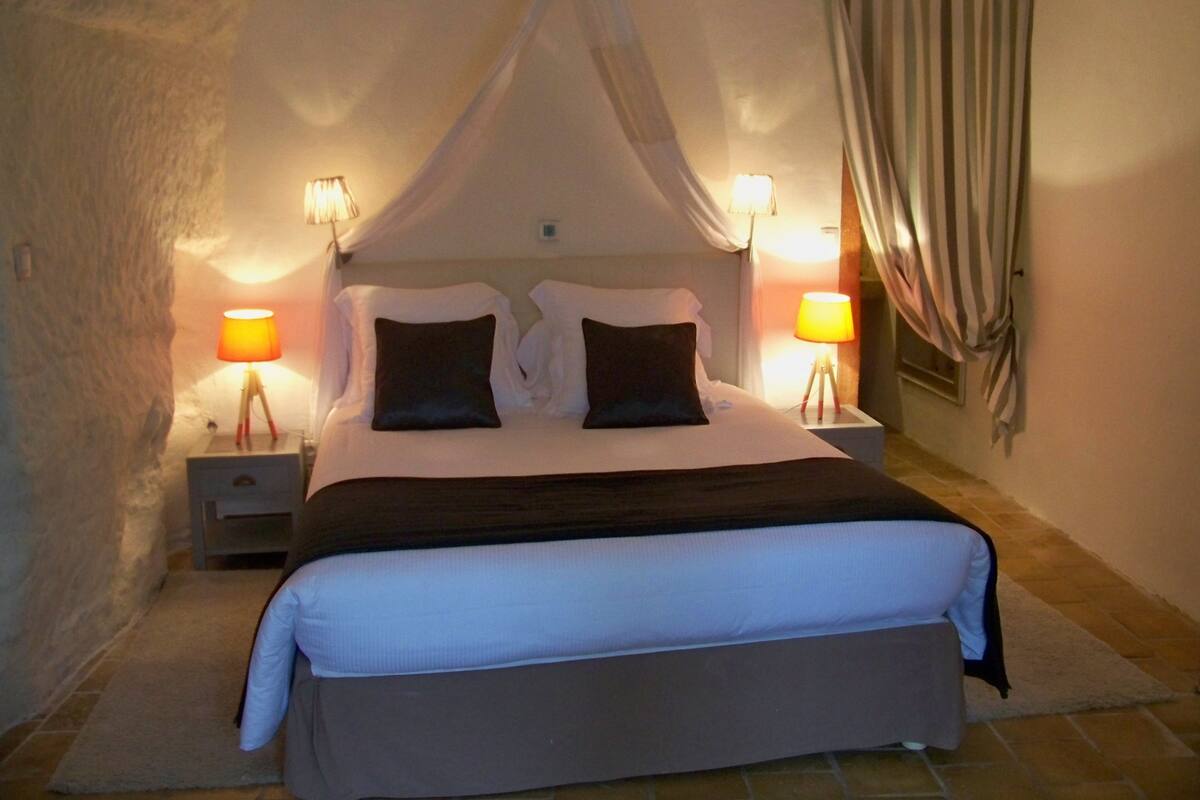 Comfort tweepersoonskamer (Troglodyte Doo Little) | Luxe beddengoed, een kluis op de kamer, individueel gedecoreerd