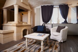 TROGLODYTE SUITE: GRAND TROGLO | Living room - Hôtel Troglododo (Azay-le-Rideau)