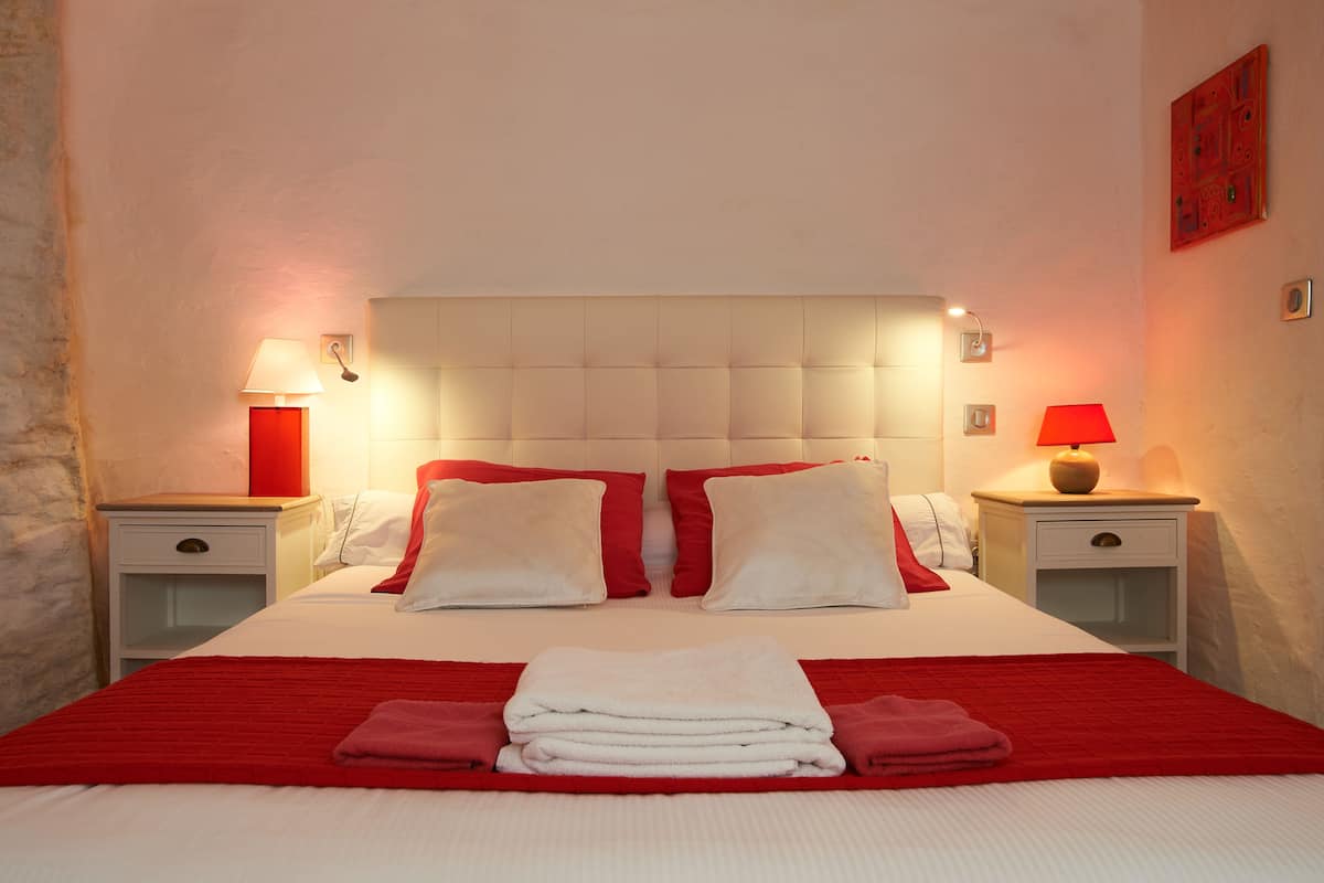Suite | Luxe beddengoed, een kluis op de kamer, individueel gedecoreerd