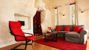 TROGLODYTE SUITE: SARRAZINE | Living area - Hôtel Troglododo (Azay-le-Rideau)
