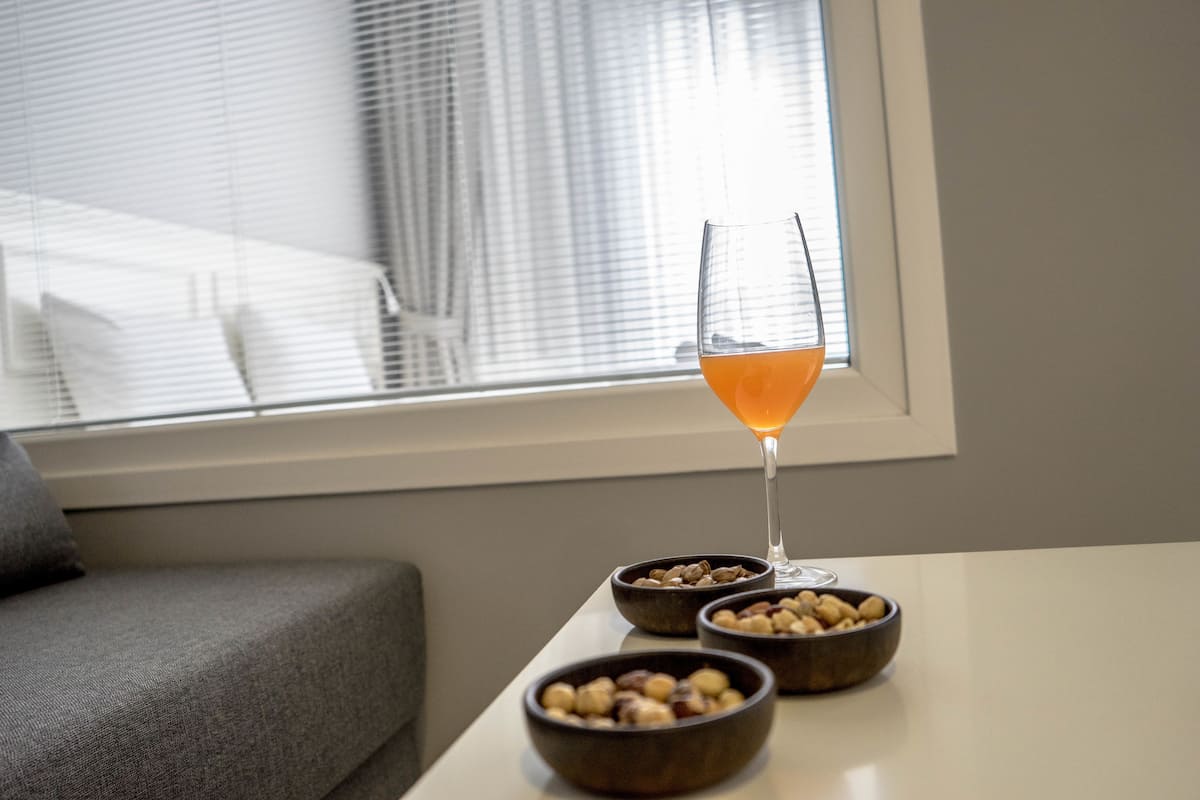Cubrecamas, minibar y sistema de insonorización