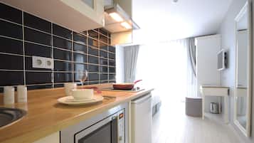 Fridge, microwave, stovetop, coffee/tea maker