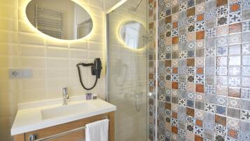 Een douche, gratis toiletartikelen, een haardroger, pantoffels