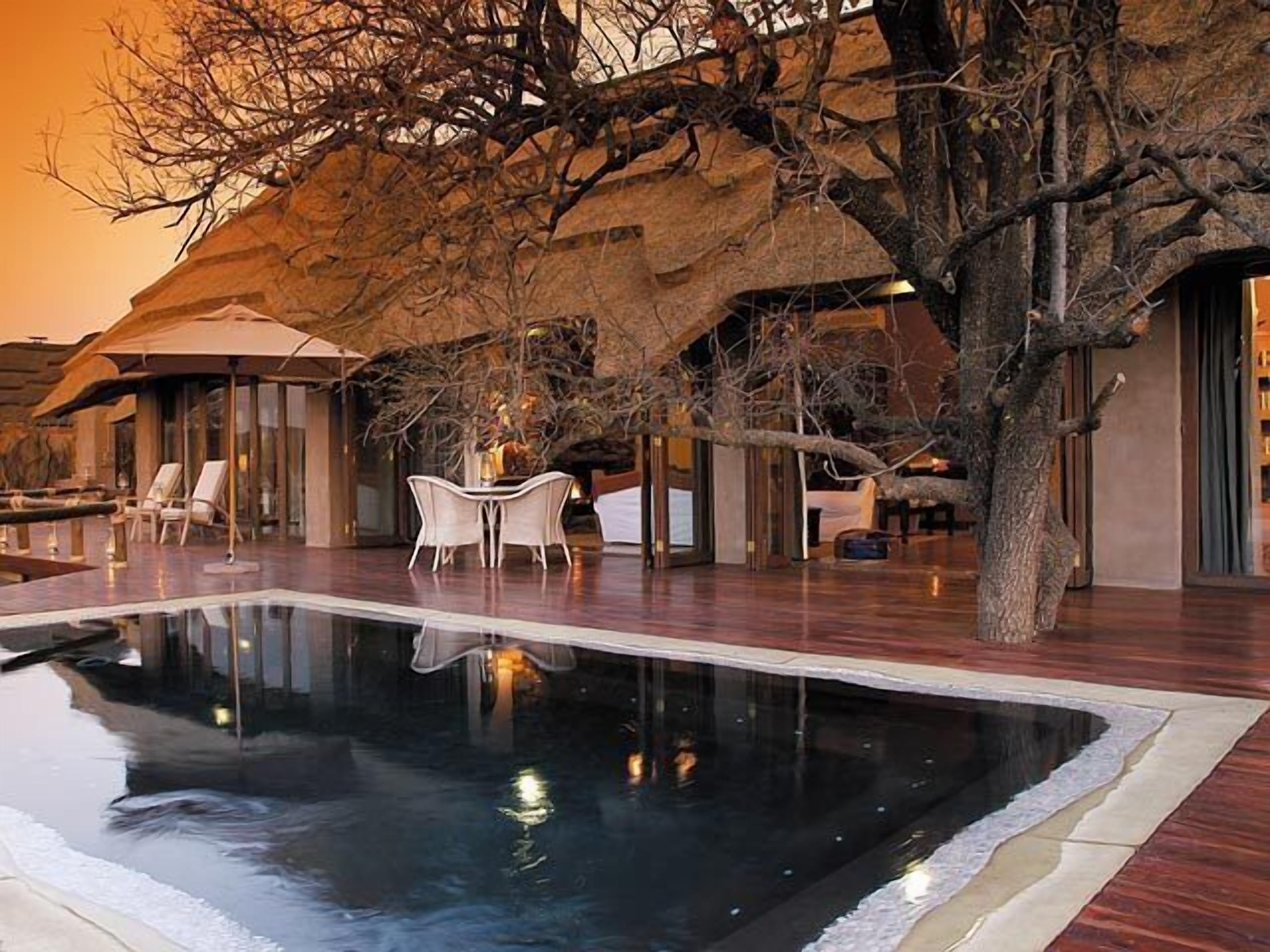 12 piscinas al aire libre, sombrillas, sillones reclinables de piscina