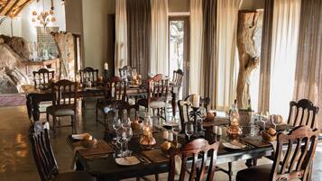 2 restaurants servant le petit déjeuner, le déjeuner et le dîner