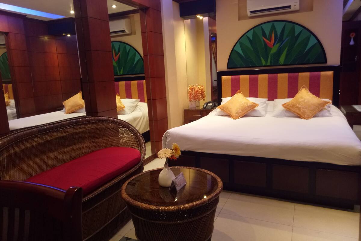 Deluxe Room, 1 King Bed | 1 bedroom, Egyptian cotton sheets, premium bedding, down comforters