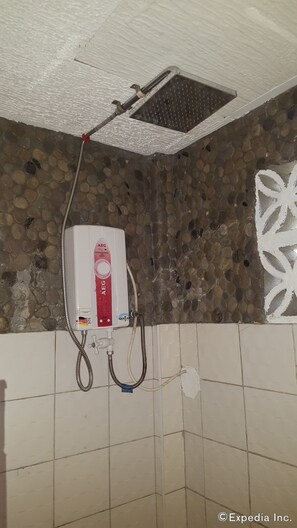 Bathroom shower - Cooper's Beach Resort (Puerto Princesa)