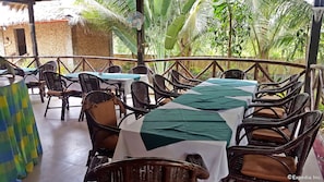 Ofereix vistes a la platja i s'hi serveixen dinars i sopars