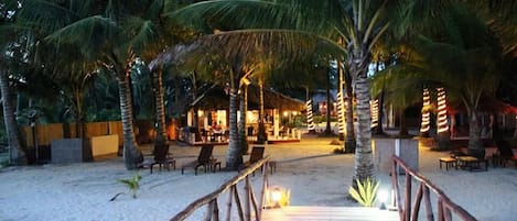 Plage privée, chaise longue, serviettes de plage, massage sur la plage