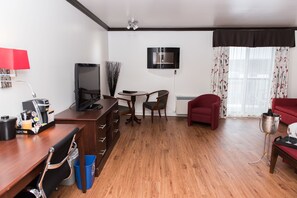 Bureau, chambres insonorisées, fer et planche à repasser