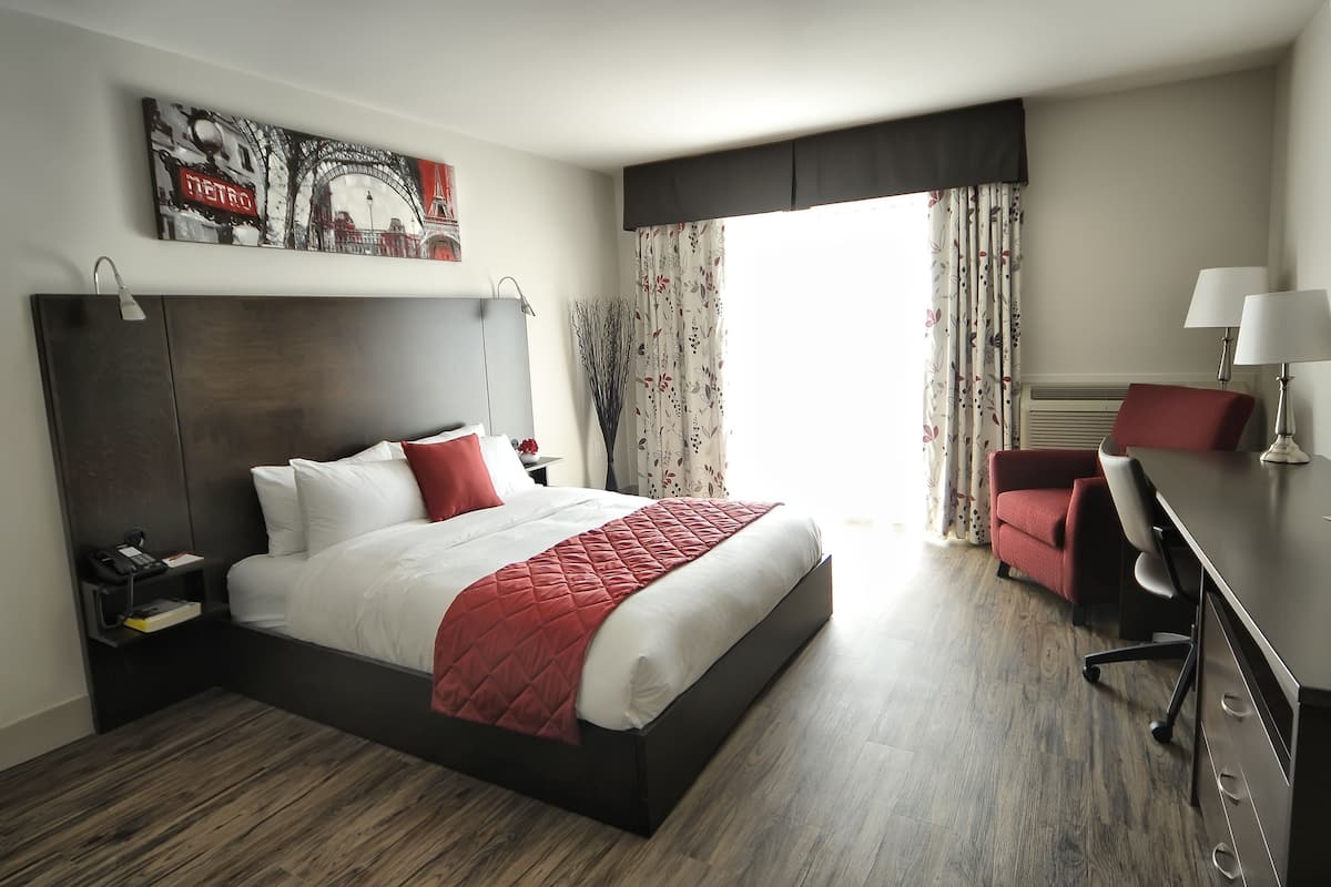 Chambre Supérieure, 1 grand lit et 1 canapé-lit, accessible aux personnes à mobilité réduite | Bureau, chambres insonorisées, fer et planche à repasser