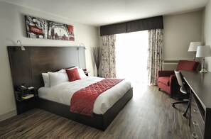 Bureau, chambres insonorisées, fer et planche à repasser