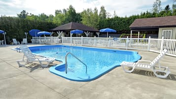 Piscine extérieure, parasols de plage