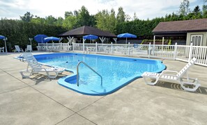 Outdoor pool, open 9 AM to 9 PM, pool umbrellas - Hôtel Le Floral (Sherbrooke)