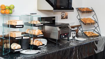 Desayuno completo gratuito y diario