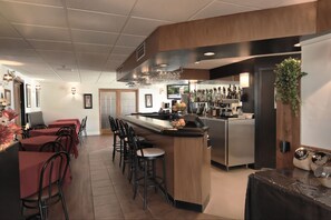 朝食 (フル ブレックファスト)、毎日提供 (無料)